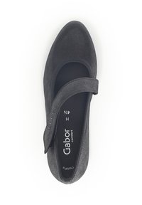 Zwarte ballerinas met een zachte, gestructureerde bovenkant, een elastische band over de wreef en een gevoerde binnenzool. Maat binnenin gemarkeerd als H 41/2.