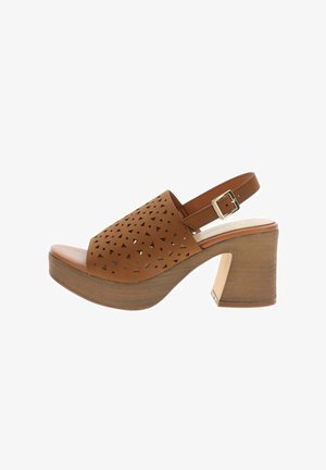 Sandale à bride arrière en cuir marron avec découpes triangulaires, plateforme en bois, talon bloc et bride réglable avec boucle.