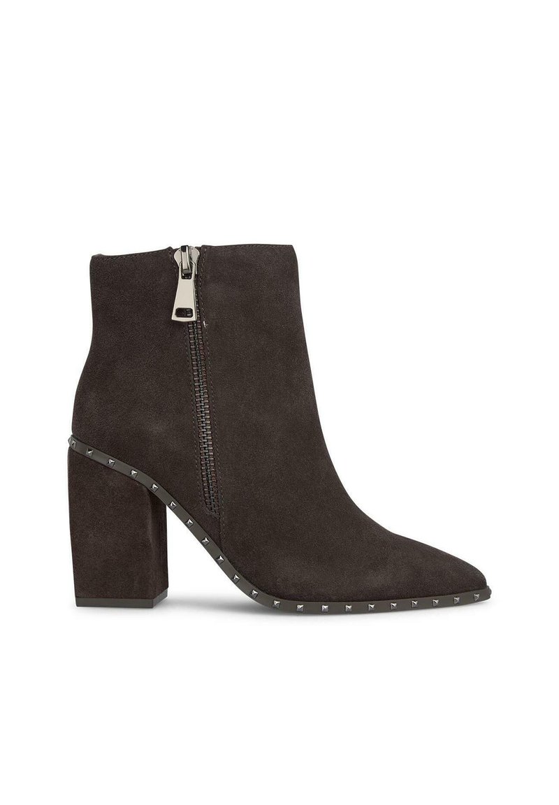 Botín de ante gris oscuro con puntera afilada, tacón cuadrado, cremallera lateral y detalles de tachuelas metálicas a lo largo de la suela. Textura suave.