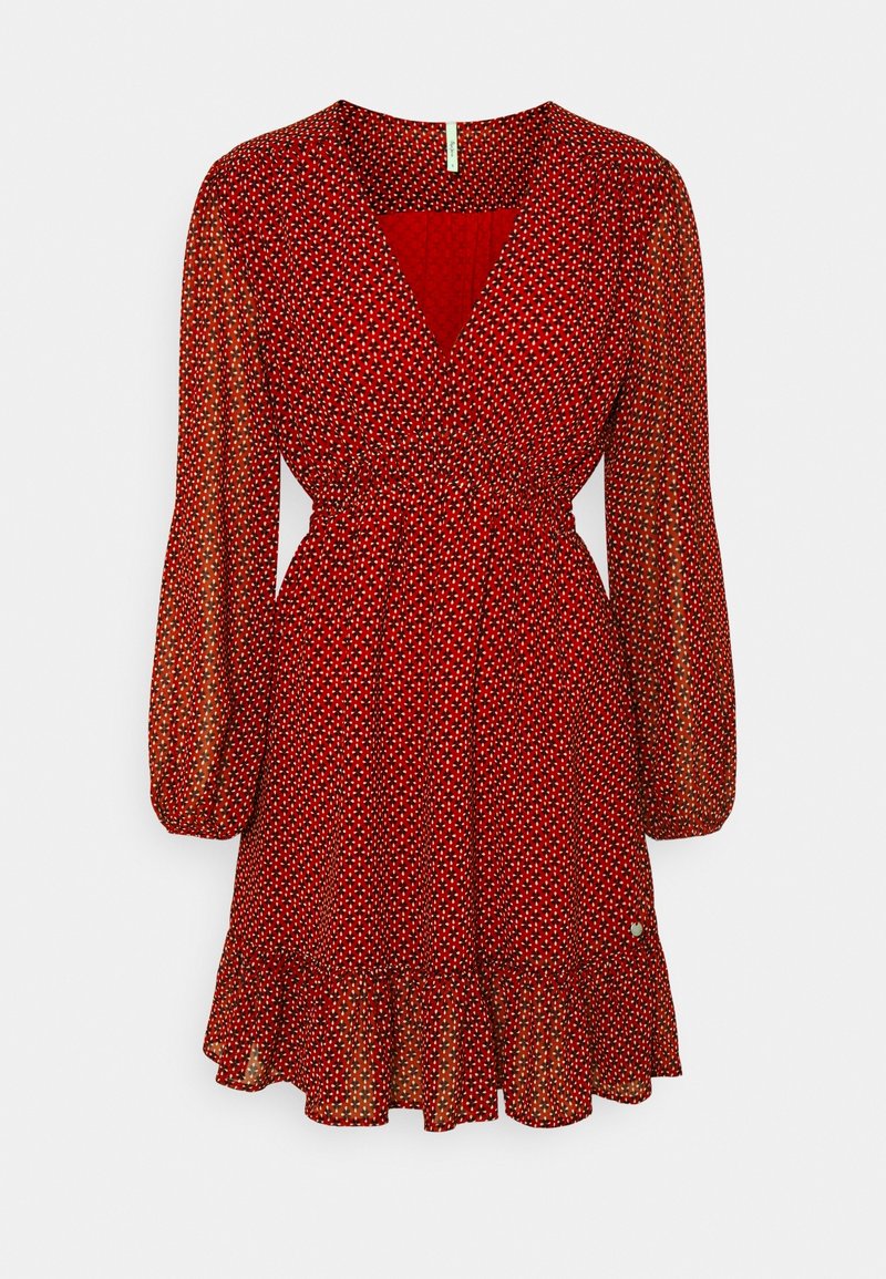 Robe rouge à manches longues avec petit motif floral blanc et noir, col en V, taille froncée et ourlet à volants.
