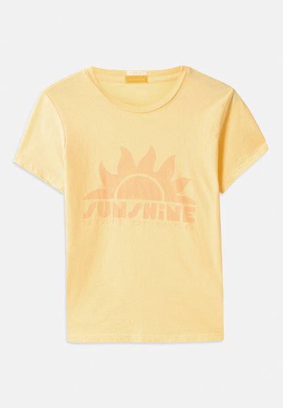 Geltonas medvilnės marškinėliai su apvaliu iškirpimu ir trumpomis rankovėmis, ant kurių yra saulės grafika ir tekstas "SUNSHINE STATE OF MIND" šviesiai oranžine spalva.