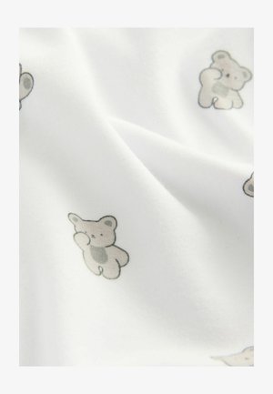 Witte stof met een herhalend patroon van kleine, lichtgrijze teddyberen met subtiele details. De textuur lijkt zacht en glad.