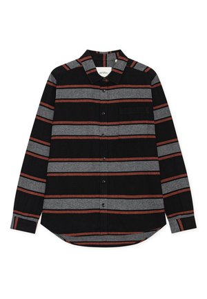 Μαύρο πουκάμισο με κουμπιά, με οριζόντιες ρίγες σε γκρι και σκουριά, μακριά μανίκια, γιακά και τσέπη στο στήθος στη αριστερή πλευρά.