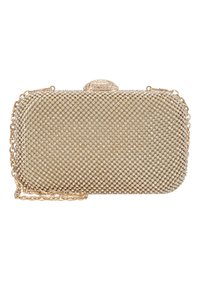 Clutch rettangolare color oro realizzata in materiale metallico, decorata con piccoli strass, dotata di tracolla a catena e chiusura decorativa.