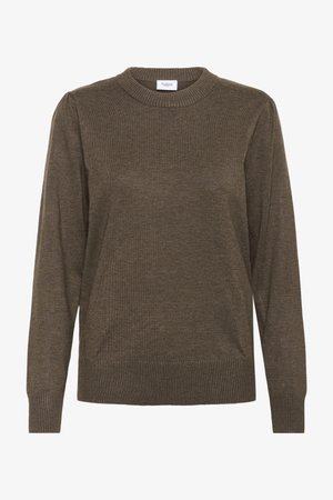 Dlhý rukáv hnedého pleteného svetra s rebrovaným okrúhlym výstrihom, manžetami a spodným lemom, s malou bielou nálepkou vo vnútri goliera.