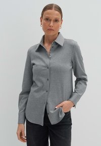 Grau gestreiftes Hemd mit Knopfleiste, klassischem Kragen, langen Ärmeln und abgerundetem Saum. Verfügt über Knopfverschlüsse und einen strukturierten Stoff.