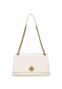 Bílá kožená kabelka obdélníkového tvaru s pozlaceným řetízkovým popruhem a výrazným zlatým křížem na přední straně.