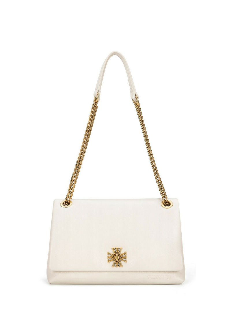 Bílá kožená kabelka obdélníkového tvaru s pozlaceným řetízkovým popruhem a výrazným zlatým křížem na přední straně.