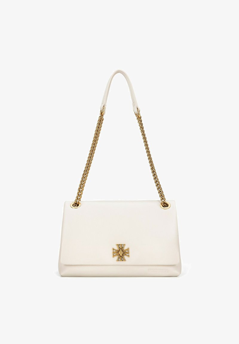 Witte leren handtas in een rechthoekige vorm, voorzien van een gouden kettingband en een opvallend gouden kruisembleem aan de voorkant.