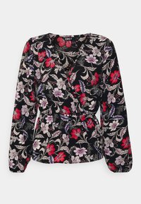 Blusa envolvente negra con flores y mangas largas. Presenta flores rojas, moradas y blancas con acentos verdes sobre una tela texturizada. Cierre decorativo de botón.