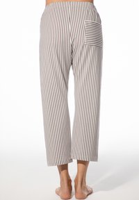 Gestreifte Pyjamahosen aus weichem Stoff, mit kurzem Schnitt, elastischem Bund und einer Gesäßtasche. Die Farben sind Beige und Weiß.