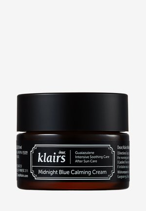 Klairs Midnight Blue Calming Cream in einem braunen Glasbehälter mit einem schwarzen Deckel, versehen mit weißen Textlabels, die die Inhaltsstoffe und Anweisungen detailliert auflisten.