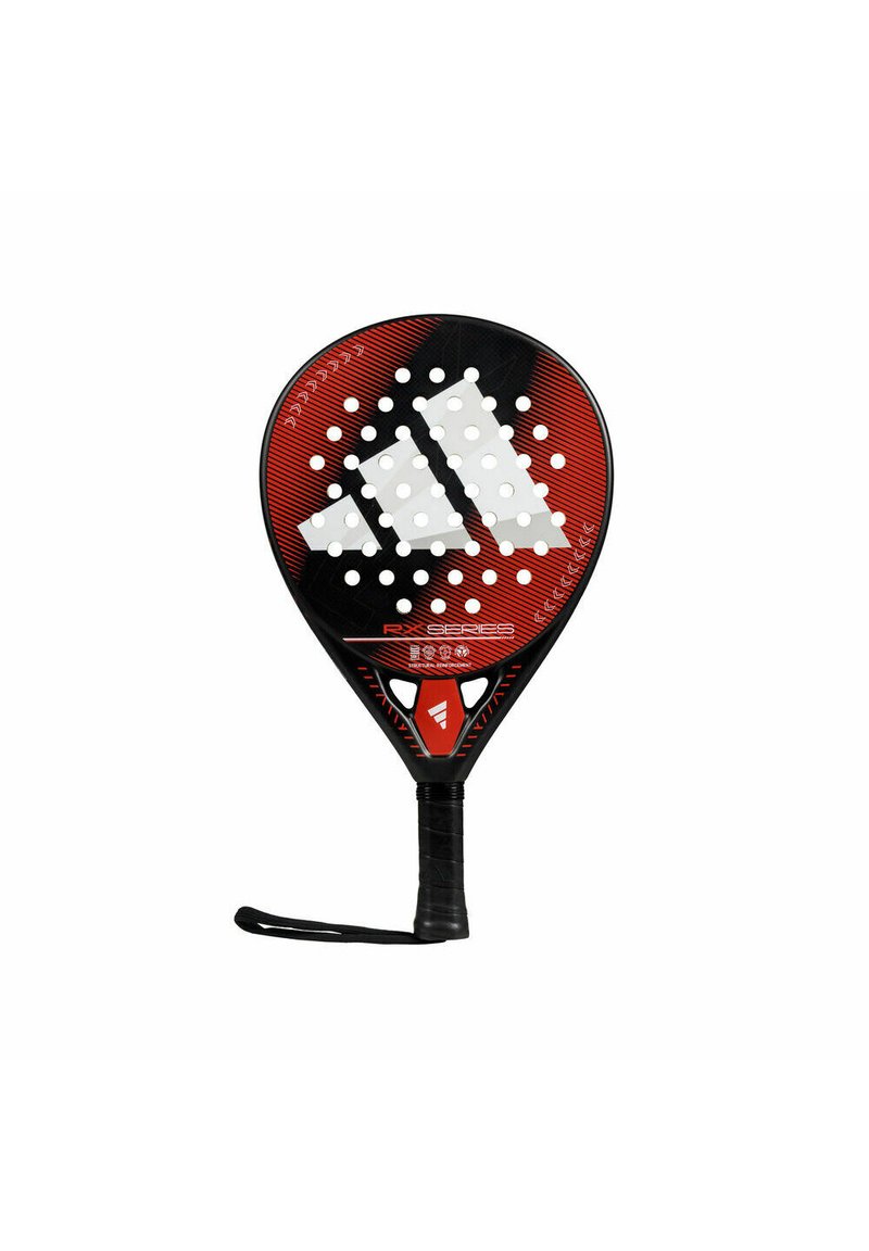 Raquette de padel noire et rouge avec une forme ronde, surface perforée, logo blanc proéminent, prise texturée et détail de sangle au poignet.