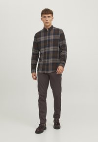 Jack & Jones JPSTMARCO JJDAVE NOOS - Chinot - seal brown