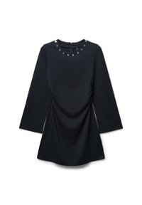 Schwarzes Kleid mit langen Ärmeln, rundem Ausschnitt, verziert mit metallischen Nieten, gerafften Stoffdetails an den Seiten und einem verdeckten Reißverschluss auf der Rückseite.