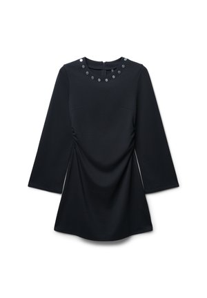 Schwarzes Kleid mit langen Ärmeln, rundem Ausschnitt, verziert mit metallischen Nieten, gerafften Stoffdetails an den Seiten und einem verdeckten Reißverschluss auf der Rückseite.