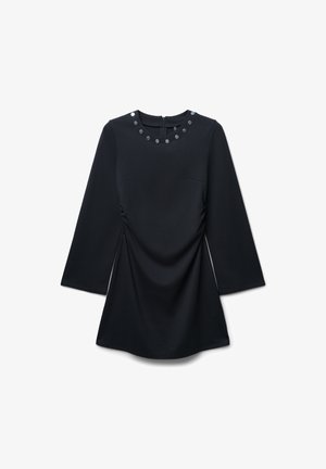 Schwarzes Kleid mit langen Ärmeln, rundem Ausschnitt, verziert mit metallischen Nieten, gerafften Stoffdetails an den Seiten und einem verdeckten Reißverschluss auf der Rückseite.