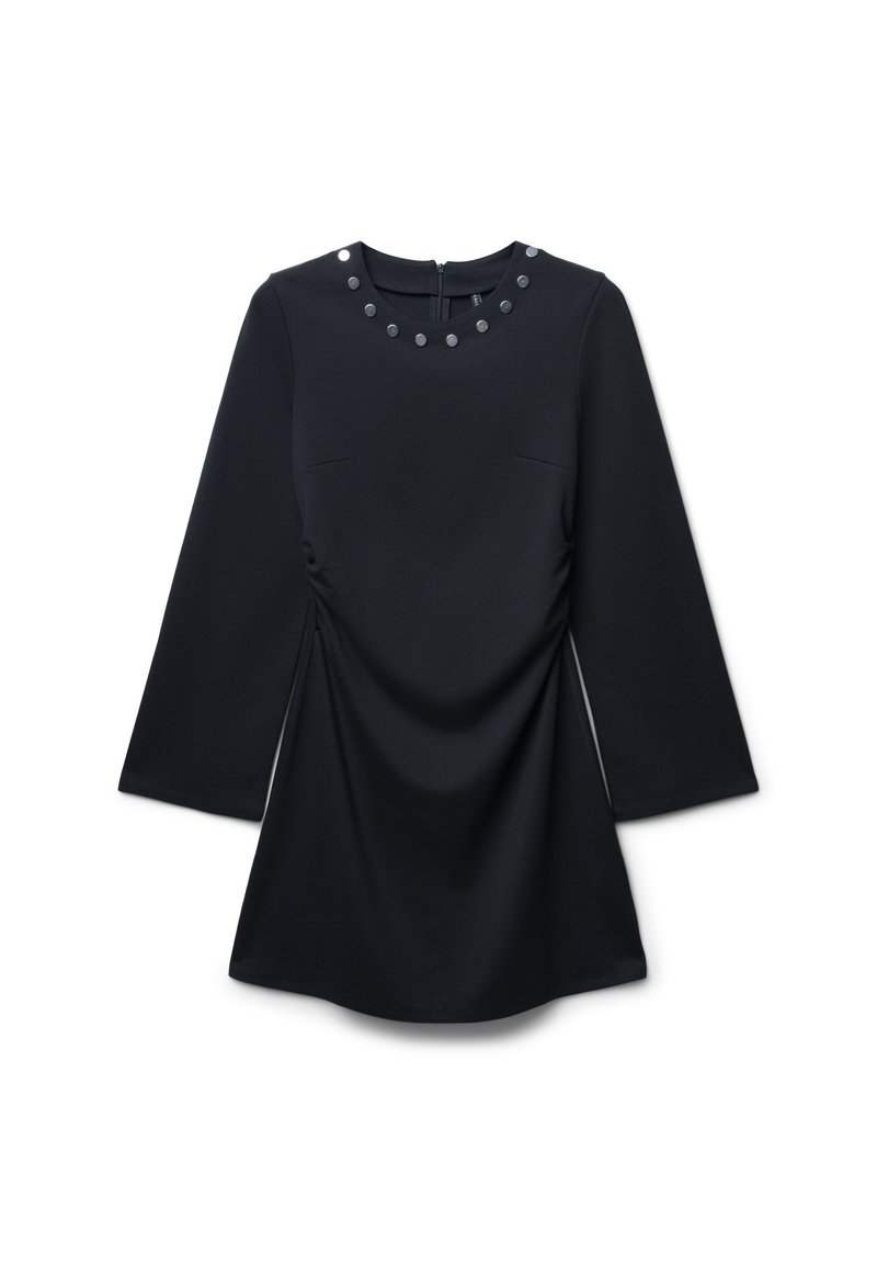 Schwarzes Kleid mit langen Ärmeln, rundem Ausschnitt, verziert mit metallischen Nieten, gerafften Stoffdetails an den Seiten und einem verdeckten Reißverschluss auf der Rückseite.