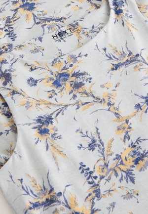 Sukienka w kwiaty z jasnoszarego materiału z niebieskimi i żółtymi kwiatami, dekolt w kształcie litery U i miękka tekstura. Widoczna metka marki: NEXT.