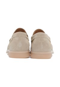 Scarpe in suede beige con taglio basso, morbida al tatto e suola in gomma beige. Presentano cuciture minime e un design con retro arrotondato.