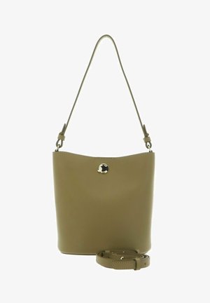Sac seau en cuir vert olive avec une seule bandoulière, fermoir circulaire doré, et une bandoulière croisée amovible et réglable enroulée à la base.