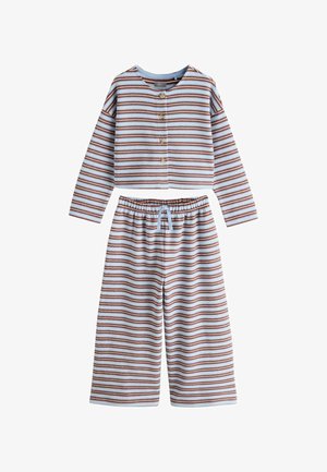 Top court à manches longues boutonné et pantalon à jambes larges avec des rayures horizontales bleu, blanc et marron et une taille élastiquée avec cordon de serrage.