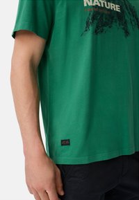 camel active MIT RUNDHALSAUSSCHNITT - T-shirts print - green