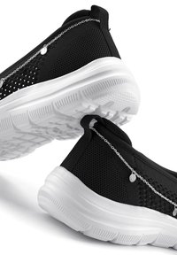 Schwarze Netzsneaker mit weißen Gummisohlen, versehen mit einem dekorativen silbernen Kettenakzent entlang des Schaftes. Strukturiere Außensohle für Grip.