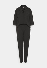 Czarny kombinezon z długim rękawem, z kołnierzykiem, kieszeniami na piersi i zwężanymi nogawkami, wyeksponowany na jednolitym białym tle.