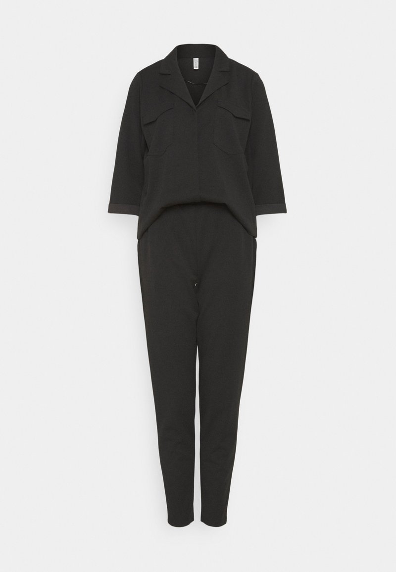 Czarny kombinezon z długim rękawem, z kołnierzykiem, kieszeniami na piersi i zwężanymi nogawkami, wyeksponowany na jednolitym białym tle.