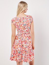 Abito corto colorato con orlo a strati, caratterizzato da motivi in arancione, rosa, teal e bianco. Realizzato in tessuto leggero con scollo arricciato.