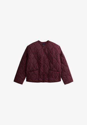 Chaqueta acolchada en burdeos oscuro con cuello redondo, cremallera frontal y dos bolsillos delanteros. Presenta un patrón de costura circular.