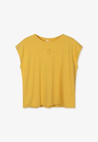 Camiseta amarilla de manga corta y ajuste relajado, con cuello redondo y un sutil logo bordado centrado debajo del cuello.