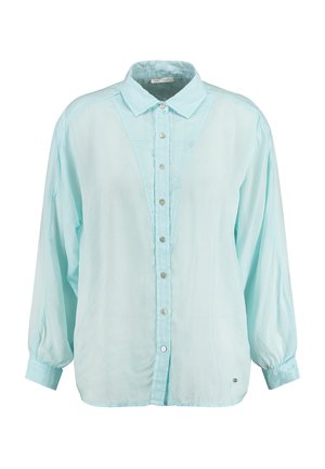Blouse bleu clair à manches longues avec boutons sur le devant, col pointu et coupe ample, présentée sur fond blanc.