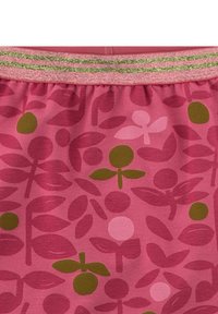 Rosa Stoff mit einem grünen und pinkfarbenen elastischen Bund, der ein Muster aus abstrakten Blättern und runden floralen Formen in grünen und pinken Farbtönen zeigt.