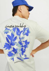 Jack & Jones RUNDHALS - T-shirt print - buttercream