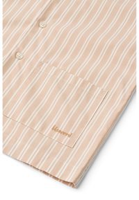 Chemise beige à boutons avec des rayures verticales blanches, une poche poitrine et un logo brodé. Tissu en coton lisse avec une texture subtile.