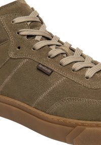 Olivgrüner High-Top-Sneaker aus Wildleder mit beigen Schnürsenkeln, einer strukturierten Oberfläche, brauner Gummisohle und einem kleinen Logotag an der Seite.