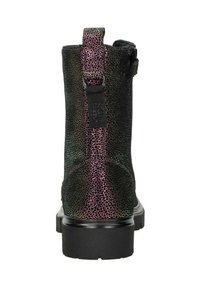 Zwarte en iriserende enkelboots met een gestructureerde afwerking, rits sluiting en een aantrekhulp aan de achterkant. Lage zool en gestructureerd ontwerp.