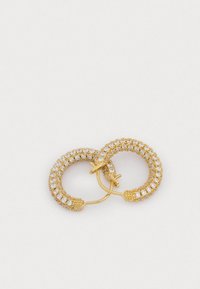 Χρυσές στρογγυλές σκουλαρίκια διακοσμημένα με διάφανα λαμπερά κρύσταλλα, με υφή στην επιφάνεια και ασφαλές κούμπωμα με μεντεσέ.