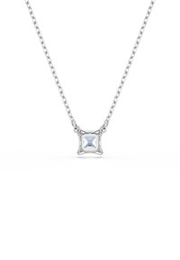 Collana in argento con ciondolo quadrato in pietra azzurra chiara, con montatura a graffa, superficie piatta e design uniforme.