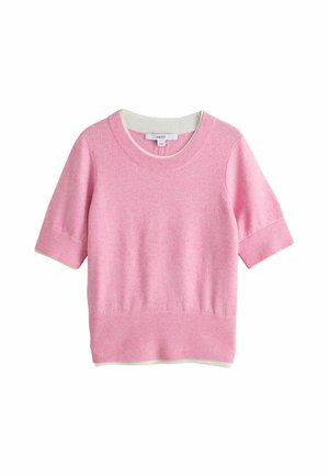 Pull en maille rose clair à manches courtes avec poignets, col et ourlet côtelés, et un détail de col intérieur blanc, posé à plat sur un fond blanc.
