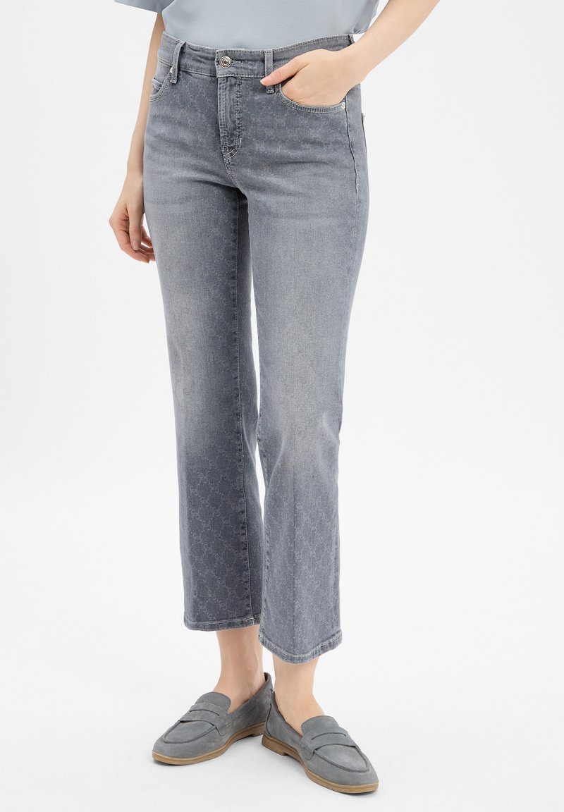 Grijze denim jeans met een vervaagde was, voorzien van een subtiel patroon op de onderste benen, rechte snit, vijf zakken en een sluiting met knoop aan de voorkant.