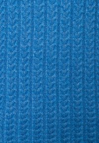 Strickstoff in lebhaftem Blau mit einem strukturierten Muster aus erhöhten, verwobenen Ranken, das ein weiches, gemütliches Aussehen vermittelt.