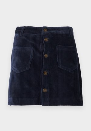 Donkerblauwe corduroy rok met knoopsluiting aan de voorkant en twee opgestikte zakken, met verticale ribbelstructuur.