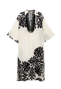 Vestido de estampado floral en blanco y negro, tejido ligero, corte holgado, escote en V con detalles de flecos negros y mangas cortas.