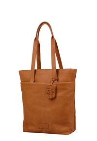 Bolso tote de cuero marrón con dos asas largas, superficie texturizada y una etiqueta con marca en relieve. Diseño simple y espacioso.
