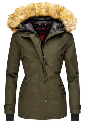 Veste d'hiver pour femme de couleur vert olive avec capuche bordée de fourrure, fermeture éclair à l'avant et boutons-pression, poches latérales et sangles réglables aux poignets.