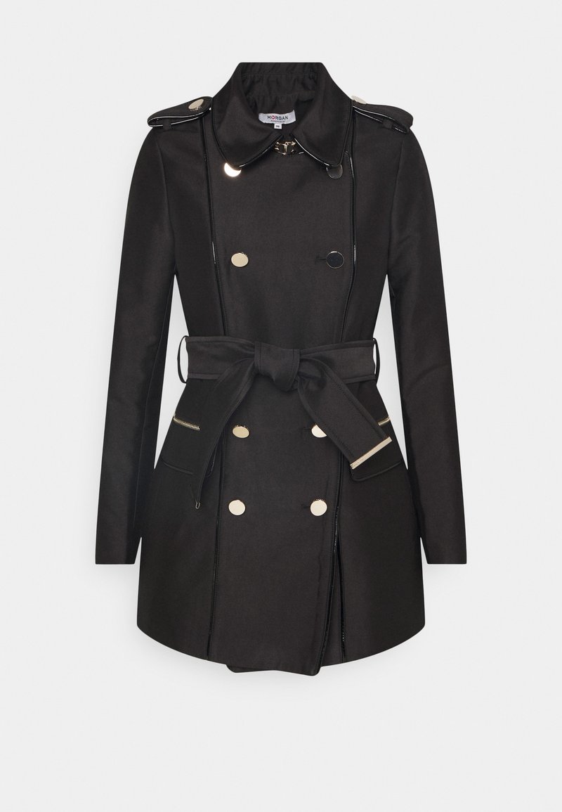 Trench-coat noir croisé avec boutons dorés, taille ceinturée, épaulettes et poches latérales zippées sur fond blanc.