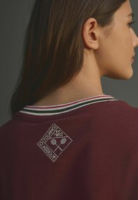 Next Triko s potiskem - burgundy red